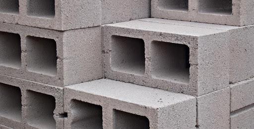 Gạch bê tông là loại gạch không nung làm từ xi măng, đá mạt, các chất phụ gia có độ chịu lực lớn, giá rẻ