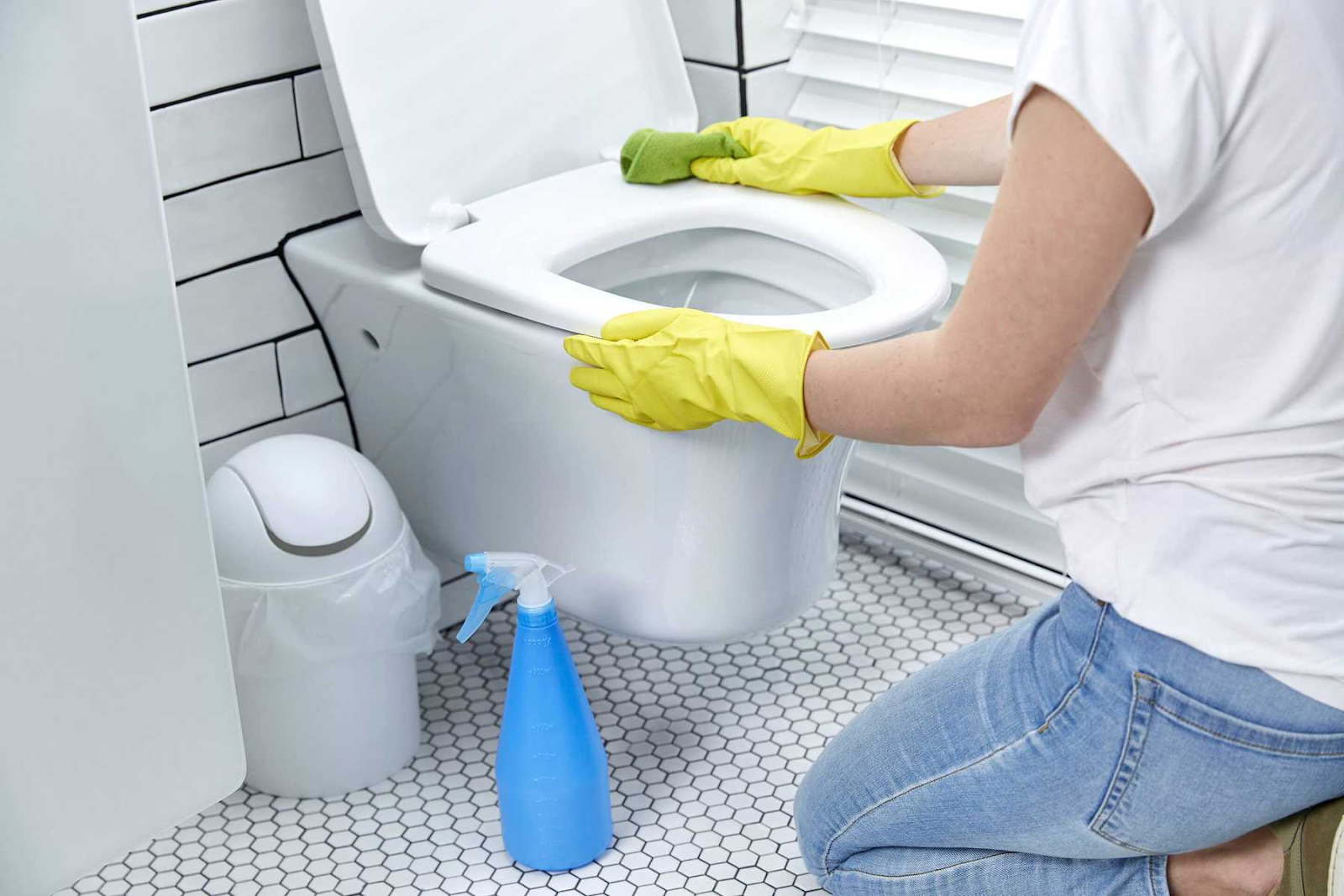 Vệ sinh nhà vệ sinh thường xuyên để xử lý mùi hôi
