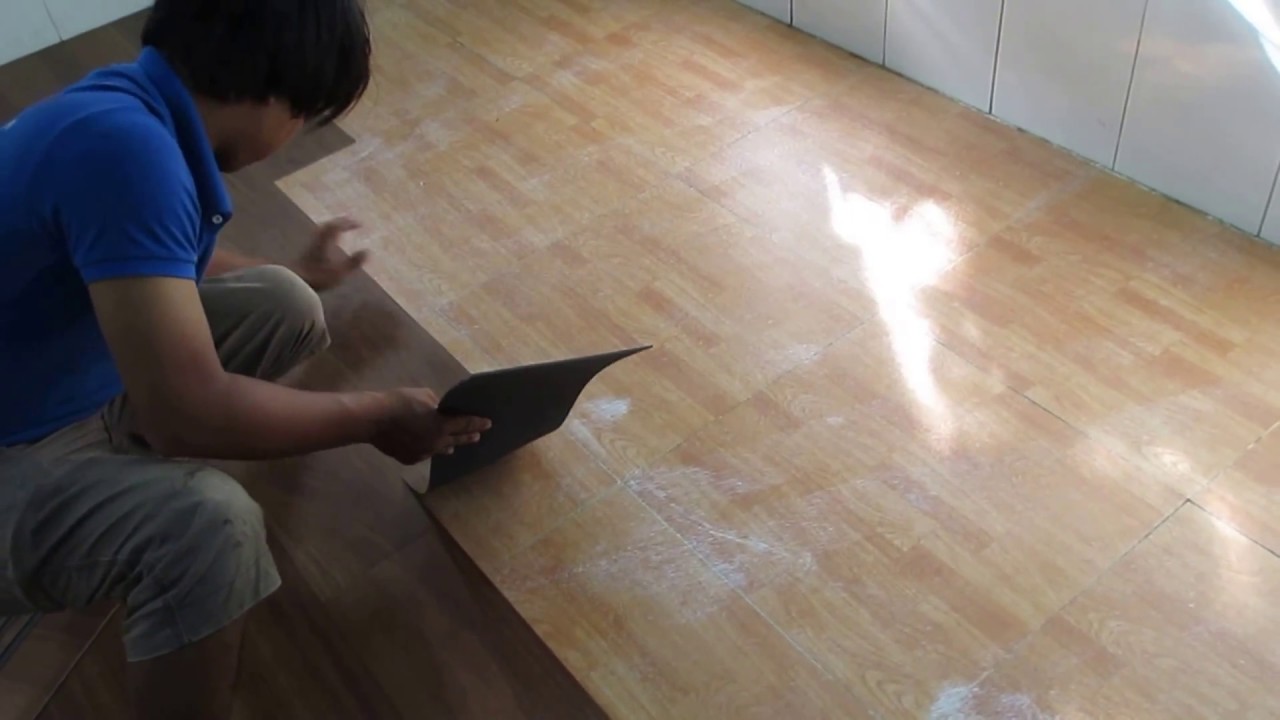 Khi thi công sàn nhựa giả gỗ dán keo, phải trải một lớp keo lên sàn trước rồi mới dán ván nhựa lên